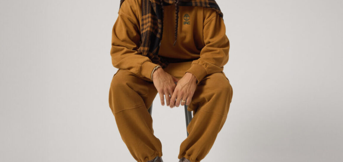 EXT_10_SHIRAZ_AEXTIMBERLAND_FLANNELSHIRT_SWEATSHIRT_CARGOSWEATPANT_WAFFLEBEANIE_HIKERBOOT_HOL2024_02039_V1