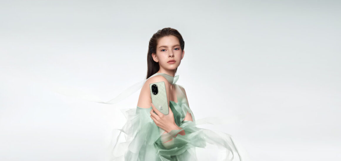 nova 13 Pro_Product_Creative lifestyle shot_Headquarter_MKT_ZUY_Product_Creative Shot_Ribbon_Green_Clean_JPG_RGB_20241107