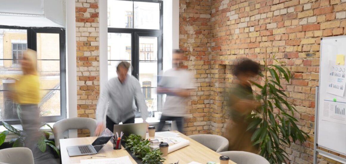 cerrar-el-trabajo-en-equipo-de-jovenes-empresarios