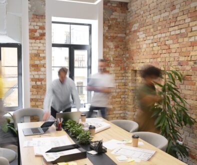 cerrar-el-trabajo-en-equipo-de-jovenes-empresarios