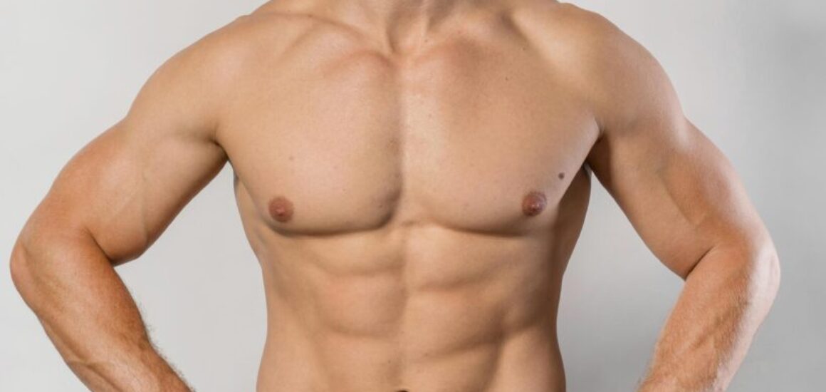 hombre-sin-camisa-y-en-forma-posando-para-lucir-cuerpo