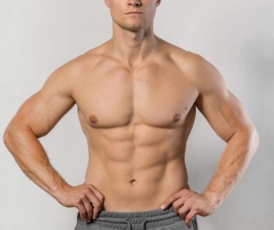 hombre-sin-camisa-y-en-forma-posando-para-lucir-cuerpo