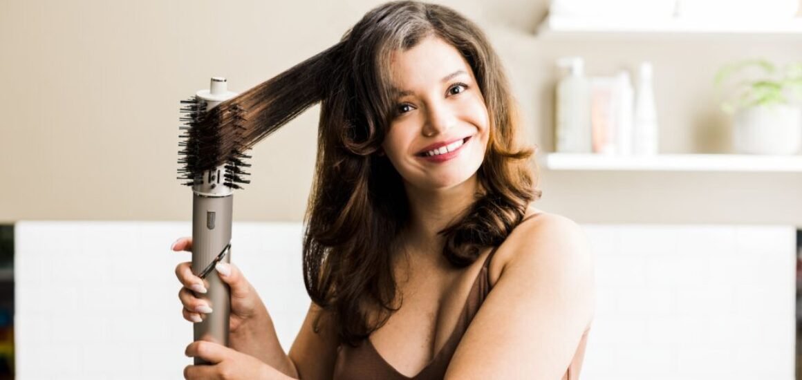 JPG-R_HD400Series_InUse_OvalBrush_Natalia_Styling