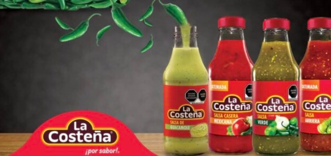 Variedad de salsas para acompañar tacos tradicionales mexicanos