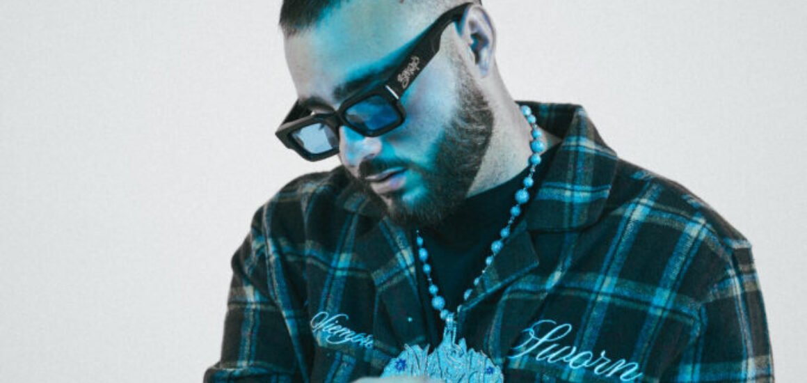 Nash trap mexicano emergente en sesión de estudio creando nueva música