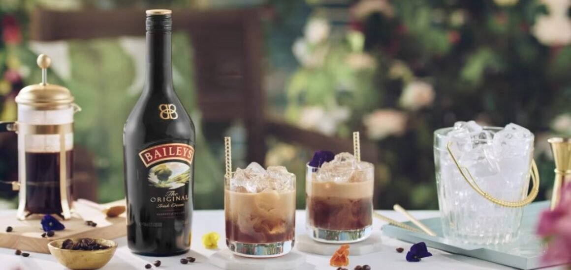 Baileys café frío estilo mocha martini con cacao en copa elegante