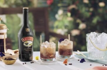 Baileys café frío estilo mocha martini con cacao en copa elegante