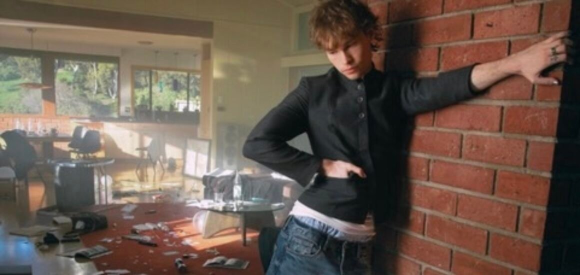 Presley Regier en estética alt pop promocionando Sensitive To The Room