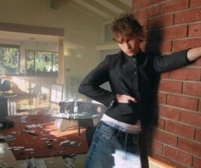 Presley Regier en estética alt pop promocionando Sensitive To The Room