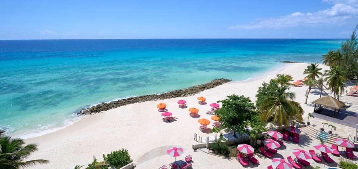 Barbados destino seguro 2026 playa tranquila con mar turquesa