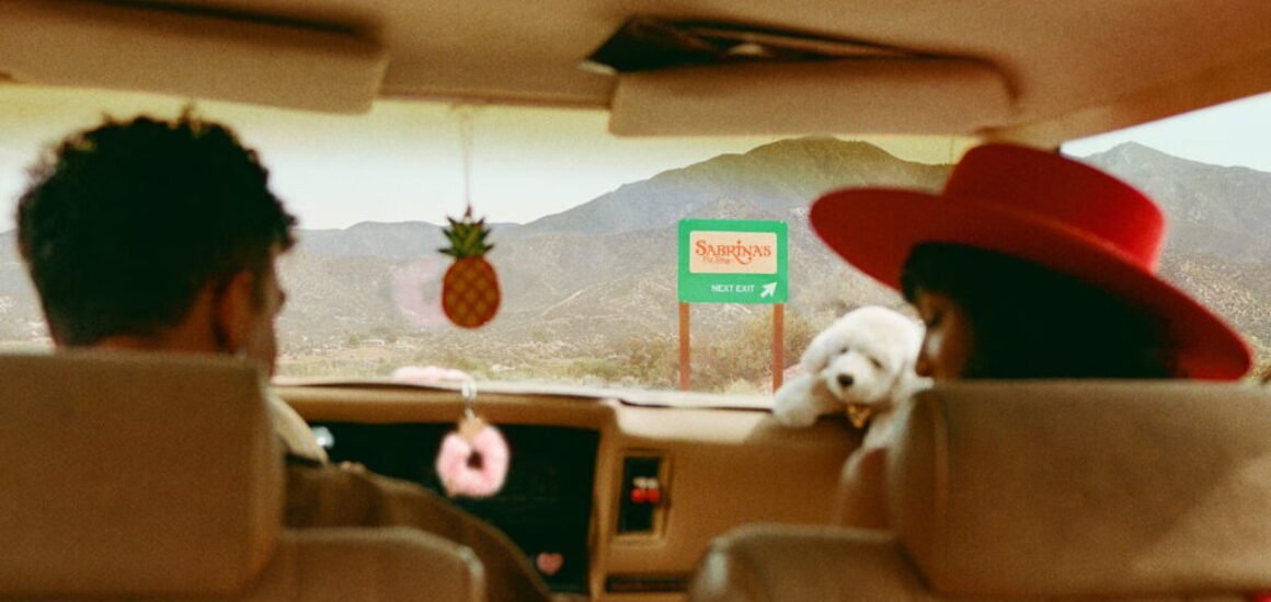 Sabrina Carpenter Airbnb experiencia pit stop en el desierto de Indio