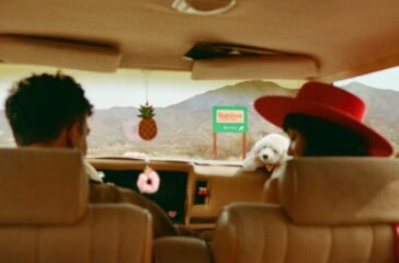 Sabrina Carpenter Airbnb experiencia pit stop en el desierto de Indio