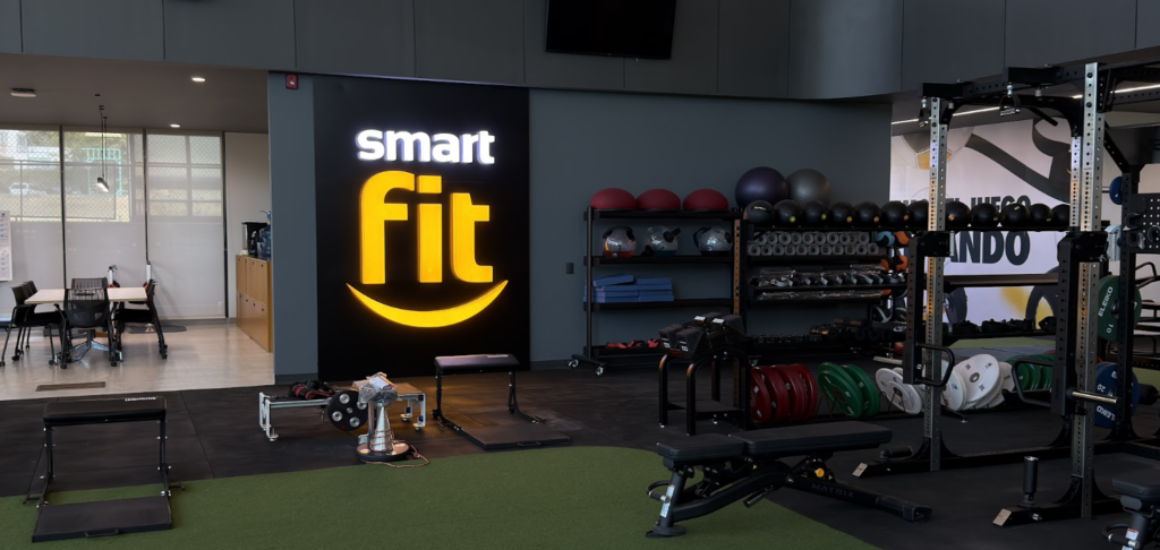 Smart Fit México gimnasio CAR en Centro de Alto Rendimiento con áreas de fuerza y cardio profesional