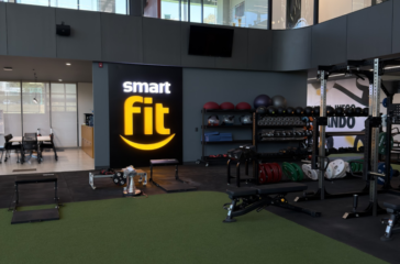 Smart Fit México gimnasio CAR en Centro de Alto Rendimiento con áreas de fuerza y cardio profesional