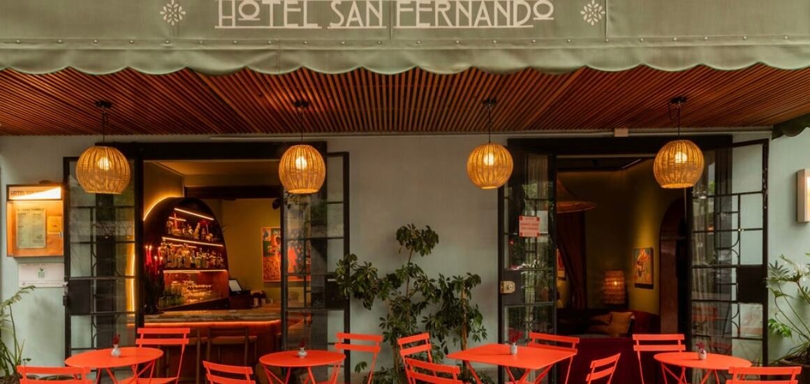 Leandro Bulzzano - Lounge-Exterior-Patio-Wide
