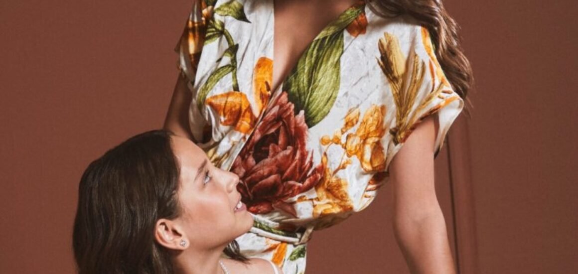 Siluetas frescas, prints botánicos y una paleta cálida que define un estilo natural y sofisticad