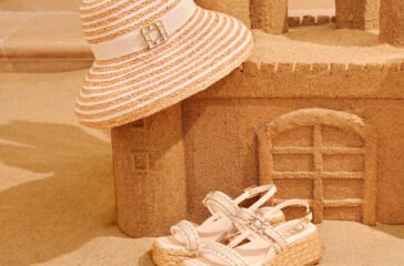 sombrero, sandalia en castillo de arena