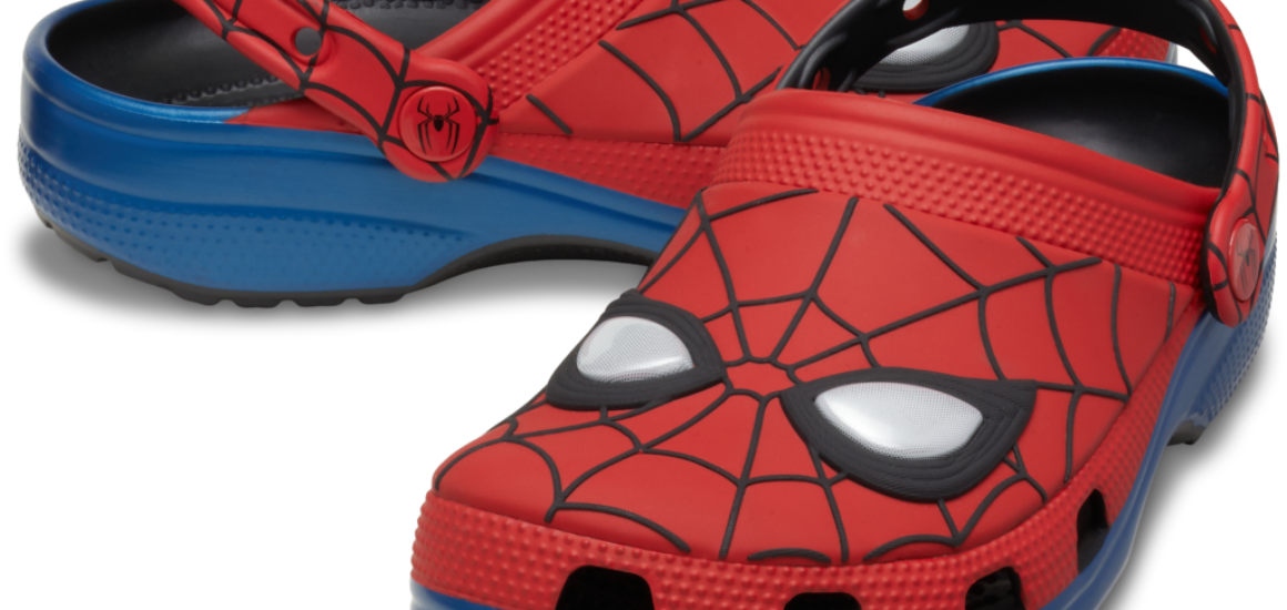 Spider-Man x Crocs Classic Clog inspirado en el traje de Peter Parker