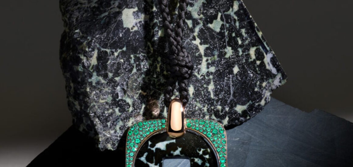 Pomellato_MONETA ORIENTALE_ gabbro_emeralds (2)