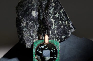 Pomellato_MONETA ORIENTALE_ gabbro_emeralds (2)