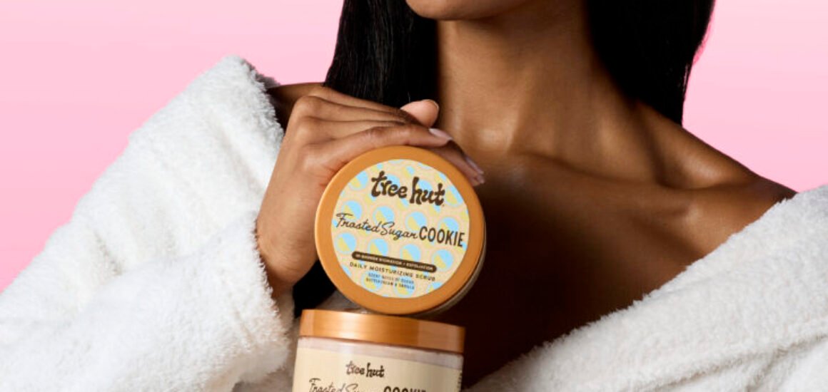 TreeHut_Core Rebrand_Frosted Sugar Cookie_Daily Moisturizing Scrub_In Hand_0063_5x7