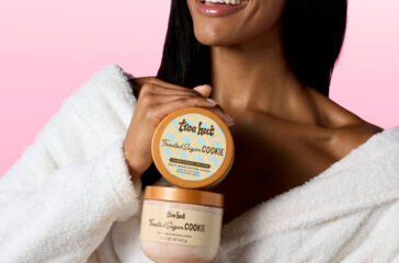 TreeHut_Core Rebrand_Frosted Sugar Cookie_Daily Moisturizing Scrub_In Hand_0063_5x7