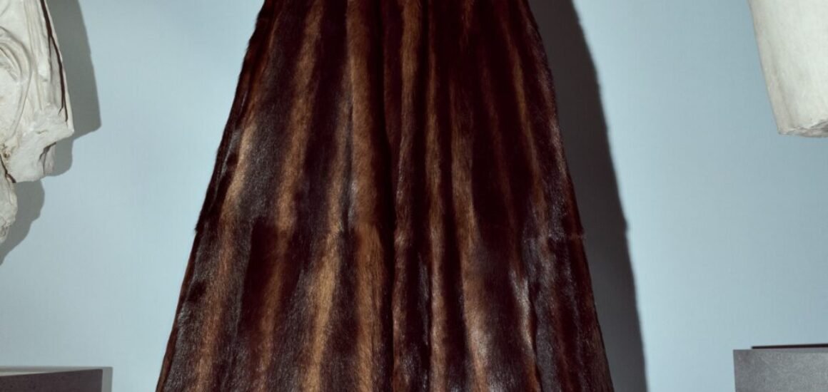 Valentino_FW26_NoLogo_1x1_B_03