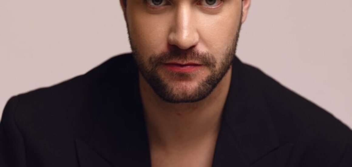José Ángel González, actor de la serie Mal de amores de Netflix, en portada de Zero Magazine.